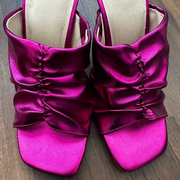 New with tags UO Zoey Ruched Mule Heel Color: Pink Size:6 - Picture 11 of 15